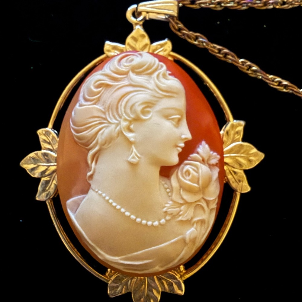 Vintage-Style Cameo Pendant Necklace - Picture 2 of 3